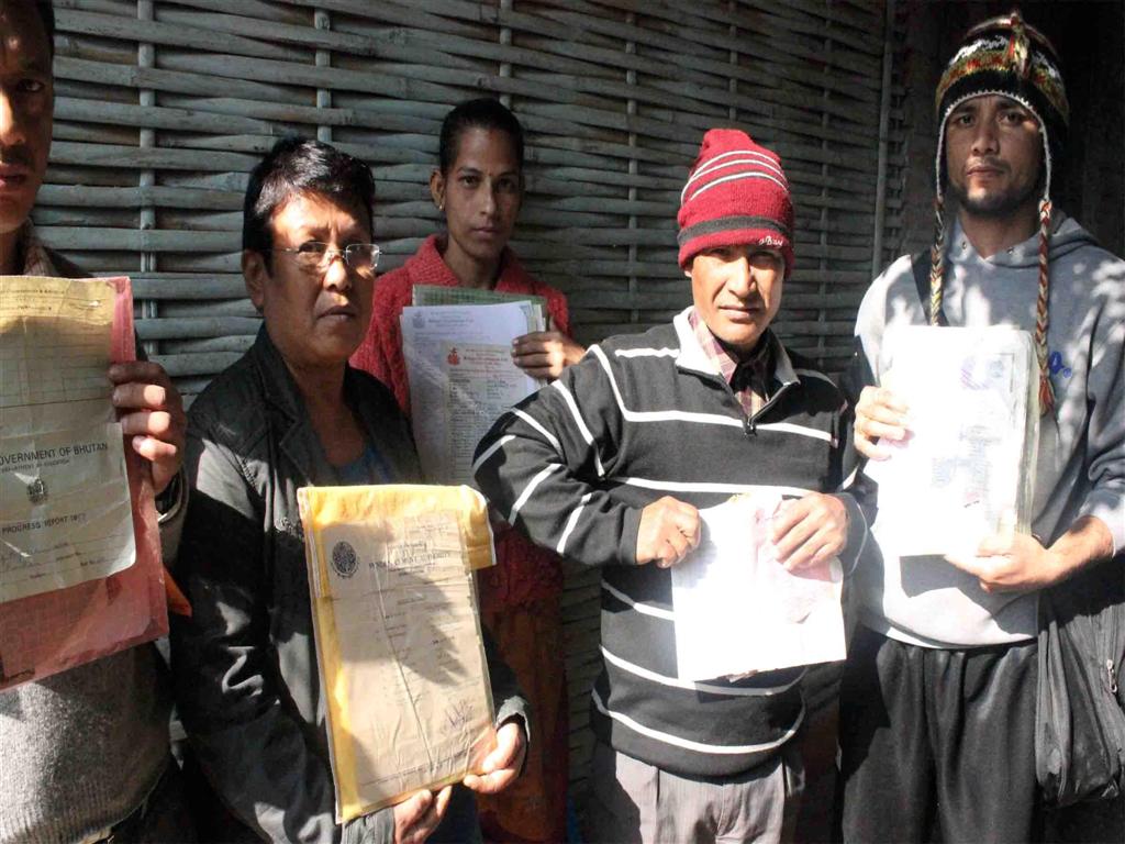 refugee-with-without-card